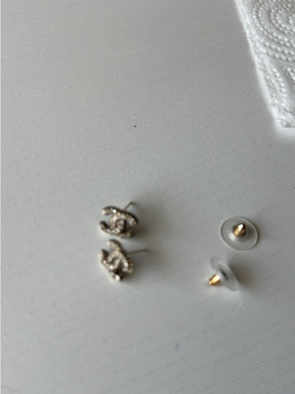 Chanel authentic Interlocking CC Crystal Stud Earrings - gold tone - Picture 3 of 3